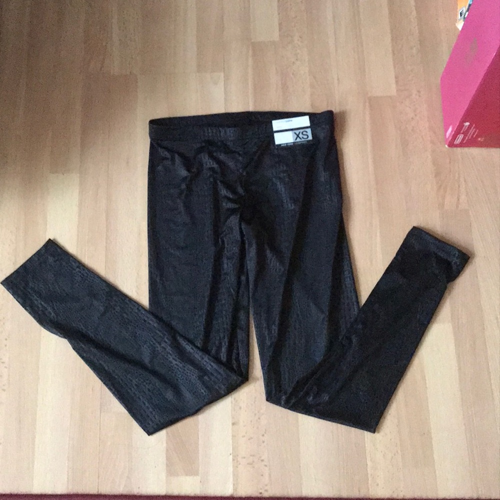 NWT New York & Company Mid Rise Legging